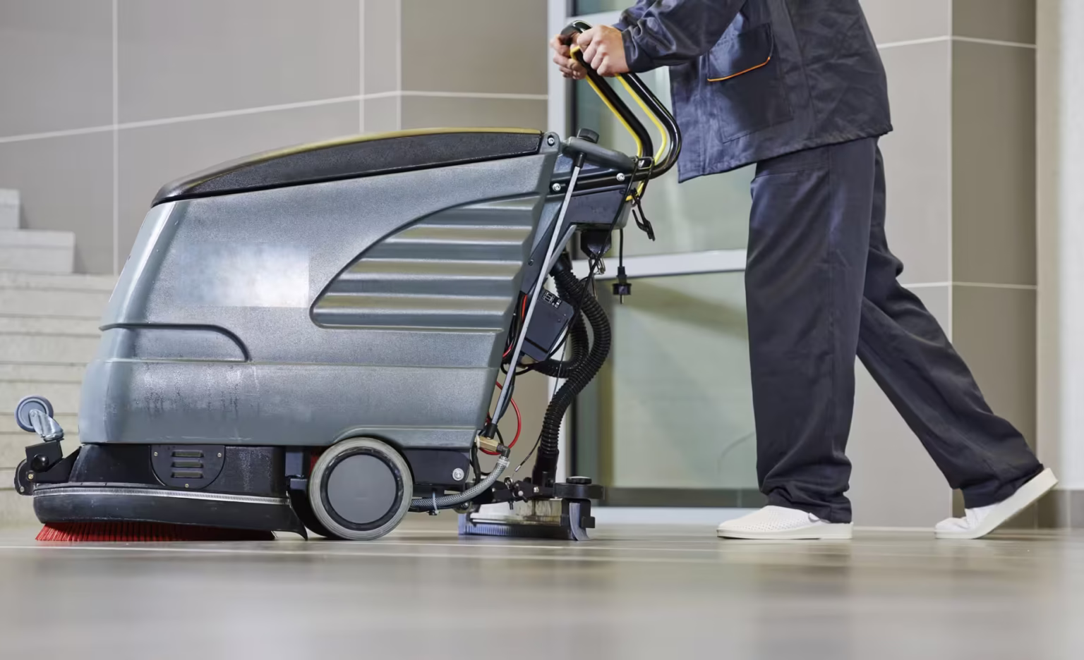 Nobleclean Grundreinigung mit Scheuersaugmaschine auf Fliesenboden