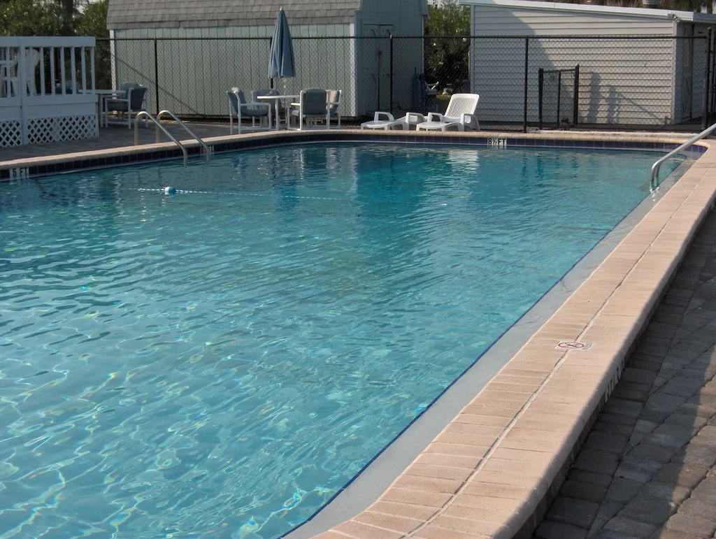 Gereinigte Terrassenfl&auml;che mit Belag und M&ouml;blierung